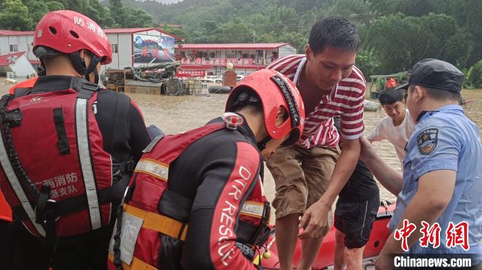 桂平市紫荆镇田心村一在建工地发生内涝，消防救援人员转移被困民众。　杨鸿升 摄