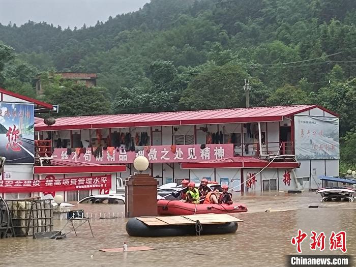 桂平市紫荆镇田心村一在建工地发生内涝，消防救援人员转移被困民众。　杨鸿升 摄