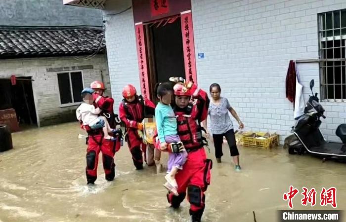 桂平市寻旺乡南津村一民房内涝，消防救援人员转移被困民众。　杨鸿升 摄