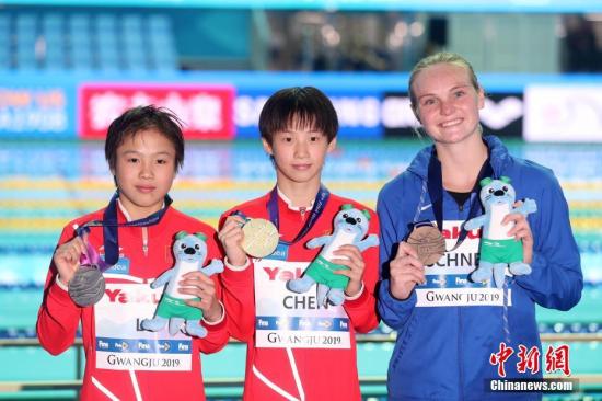 7月17日，获奖选手合影。当日，在韩国光州举行的世界游泳锦标赛跳水女子十米台决赛中，中国选手陈芋汐以439分夺得冠军，中国选手卢为以377.80分获得亚军。<a target=