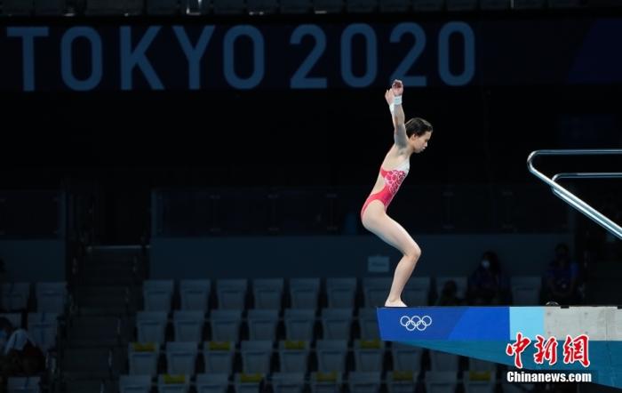 8月5日，在东京奥运会跳水项目女子10米跳台决赛中，中国选手全红婵466.20分夺得冠军，陈芋汐425.40分获得银牌。图为陈芋汐在比赛中。 <a target=