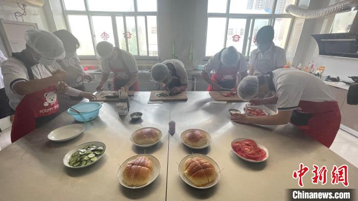 学校开展了烹饪课程。　杨静 摄