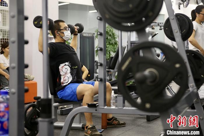 5月7日，市民在北京市丰台区的一家24小时连锁健身房内锻炼。据《2020中国健身行业数据报告》 数据显示，中国健身会员数已超过7000万。<a target=