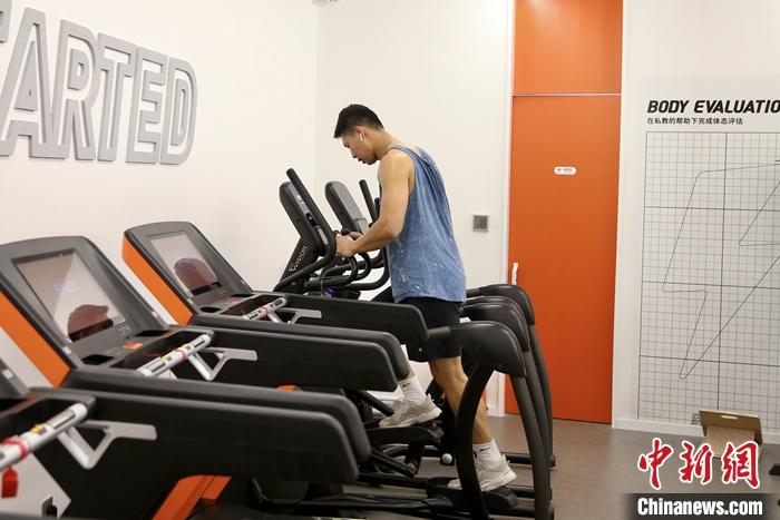 5月7日，民众在北京市丰台区的一家24小时连锁健身房内锻炼。据《2020中国健身行业数据报告》 数据显示，中国健身会员数已超过7000万。<a target=