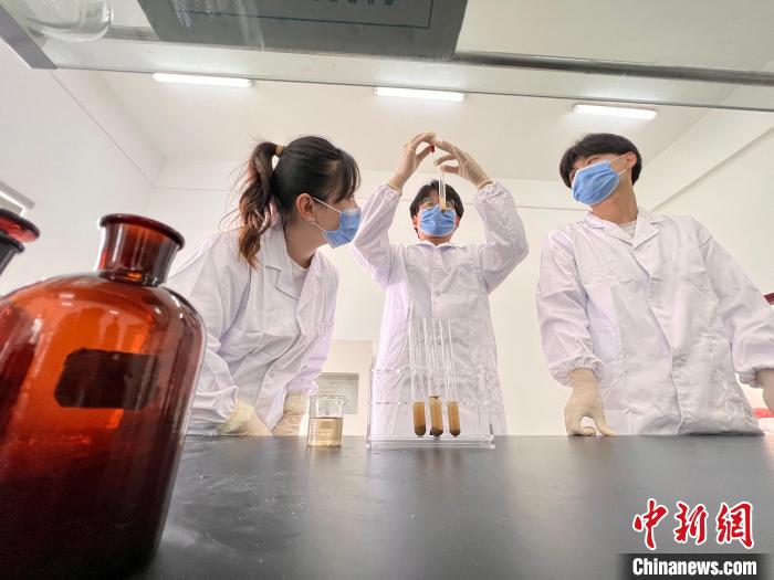 黄崔佳向安农大专家请教有关农业知识。　潘成 摄
