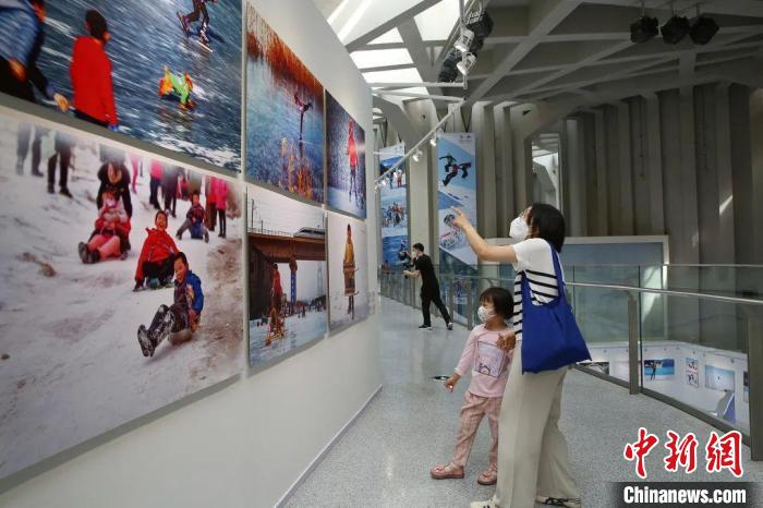 “一起向未来”中国冰雪运动摄影大展亮相奥林匹克塔