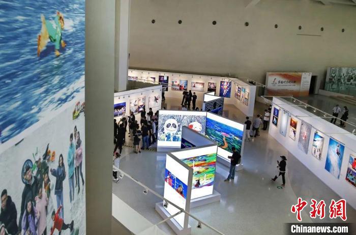“一起向未来”中国冰雪运动摄影大展亮相奥林匹克塔 主办方供图