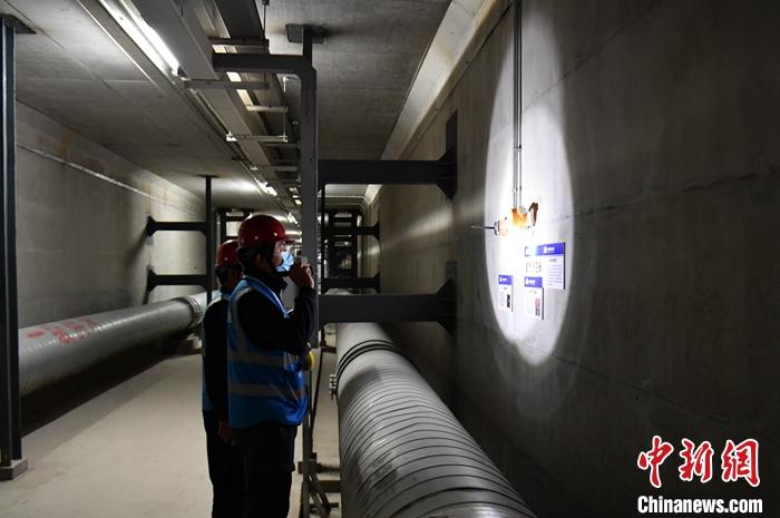 6月15日，中国雄安集团基础建设有限公司容东管廊运维人员正在进行巡检。 <a target=