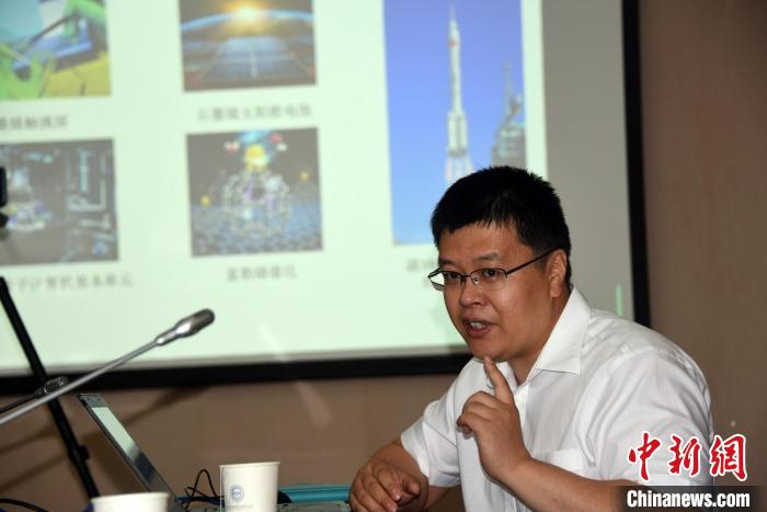 郑健研究员介绍成功创制碳家族单晶新材料——单层聚合碳60的过程及应用前景。　<a target=