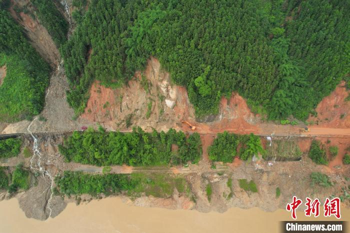 航拍公路遭受泥石流情况。　 广西壮族自治区公路发展中心 供图