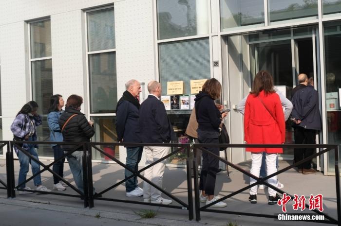 当地时间4月24日，选民在巴黎市中心一个投票站排队投票。当日，2022年法国总统选举第二轮投票正式开始。 <a target=