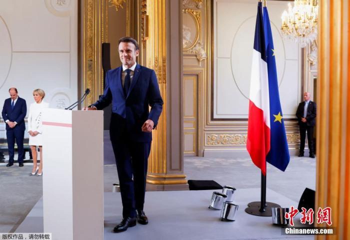 当地时间5月7日，法国总统马克龙在巴黎爱丽舍宫举行连任就职仪式。图为就职仪式现场。
