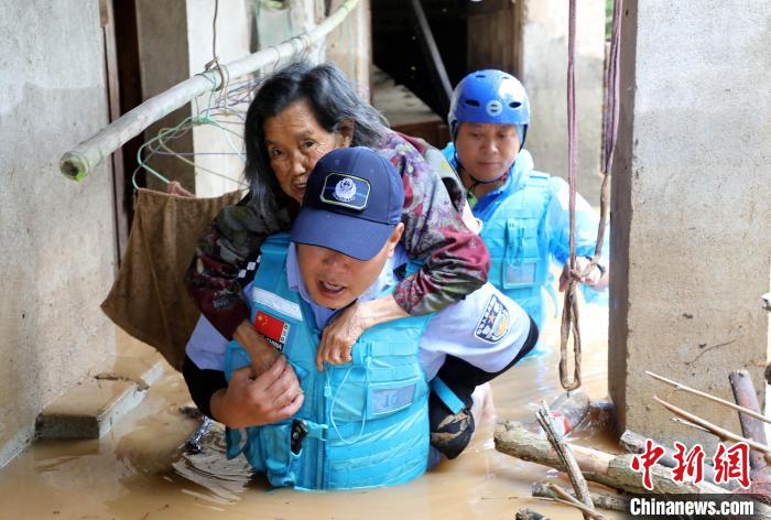 图为民警营救被困老人。　全州县公安局 供图