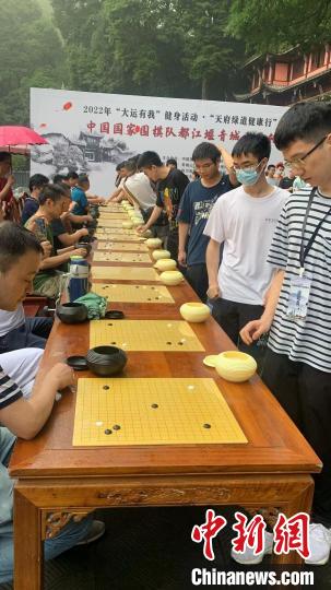围棋国手与棋迷进行“车轮战”。　成都棋院供图