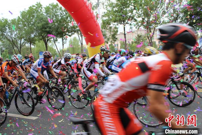 环赛里木湖公路自行车赛选手在拼抢。(资料图) 王涛 摄