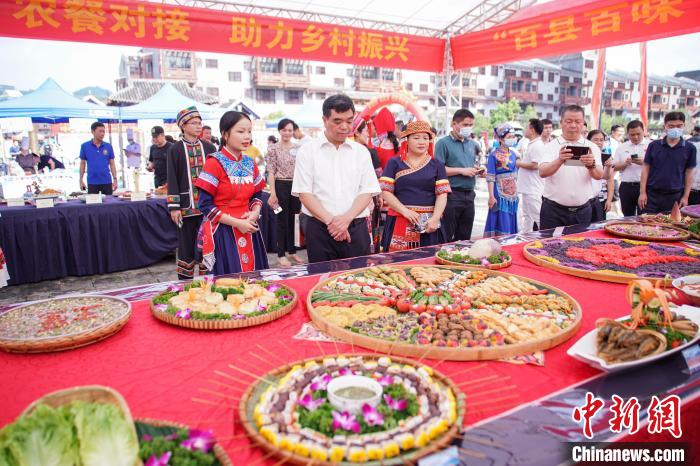 图为“一县一品 农餐对接”活动现场，广西各地美食菜肴集中展示。　陈冠言 摄
