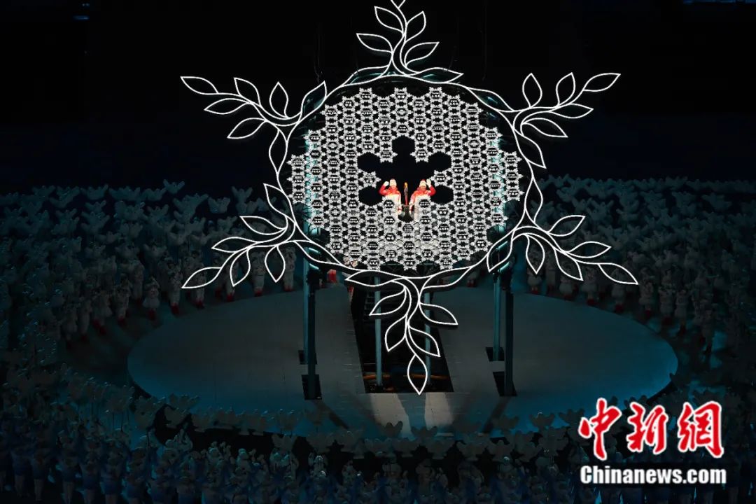 2022年2月4日晚，第二十四届冬季奥林匹克运动会开幕式在北京国家体育场举行。图为迪妮格尔-依拉木江和赵嘉文将最后一棒火炬留在“大雪花”中心。<a target=