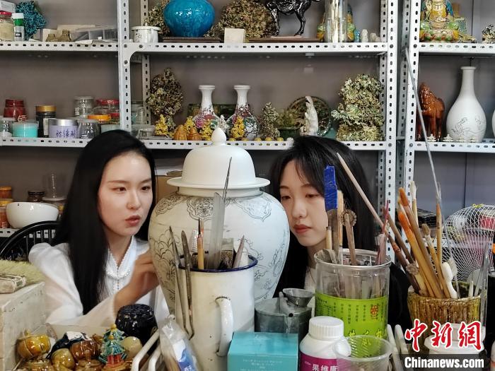 张珺靓和朋友正在讨论设计方案。　高雨晴 摄
