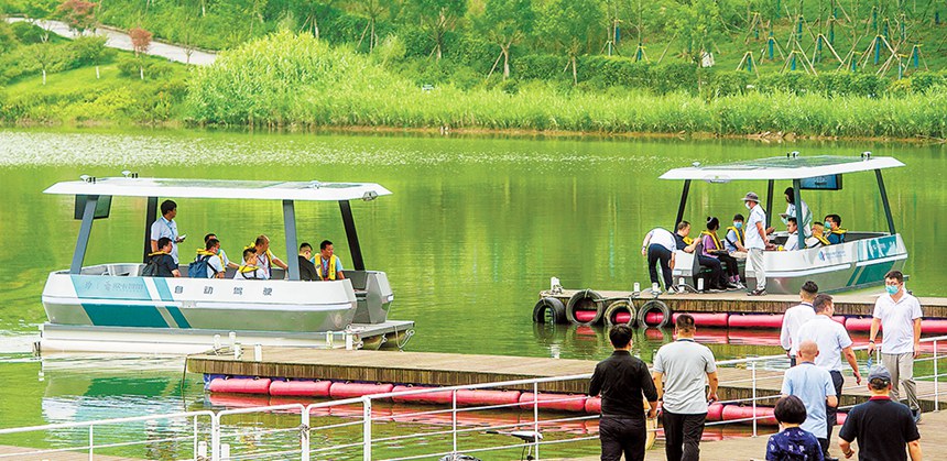 6月24日，两江协同创新区明月湖畔，L4级自动驾驶游船下水首航。记者 张锦辉 摄/视觉重庆
