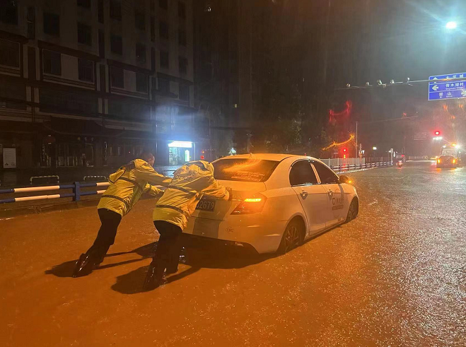 连夜暴雨袭城 沙区警方迅速出动确保辖区群众生命安全