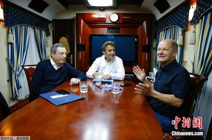 当地时间6月16日，法国总统马克龙(中)、德国总理朔尔茨(右)和意大利总理德拉吉乘火车前往基辅。