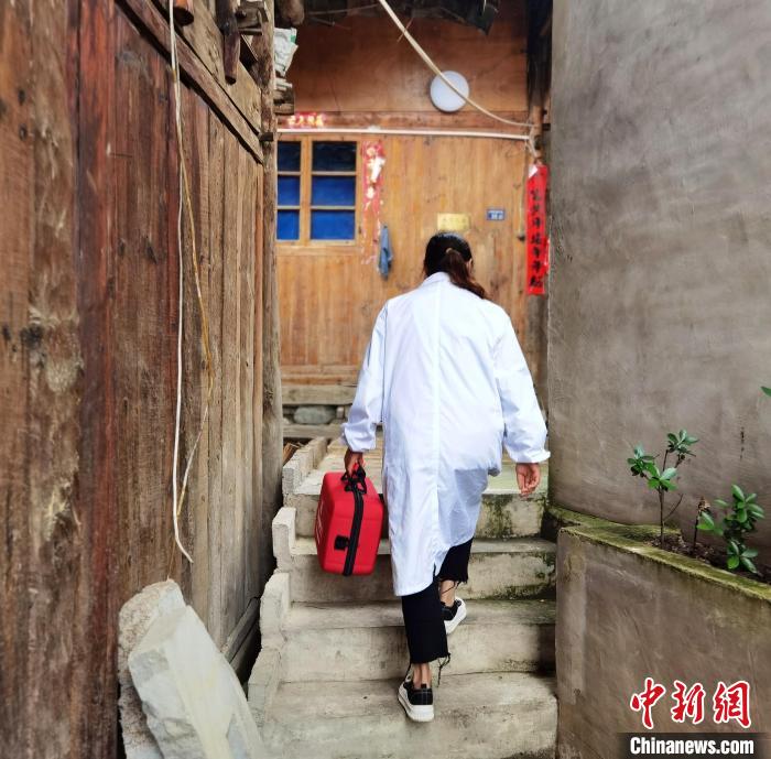 （人民幸福生活）贵州女村医留守大山二十载当好村民健康“守门人”