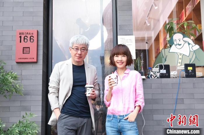 主持人陈鲁豫(右)和北京外国语大学意大利语教授文铮(左) 人民文学出版社供图