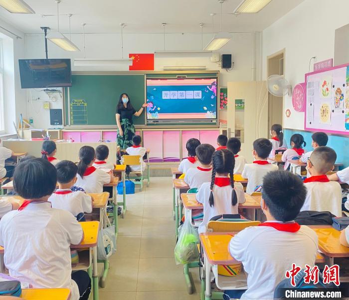 2022年6月27日，北京市中小学的高一高二、初一初二年级和小学一至六年级返校。　北京市丰台区供图