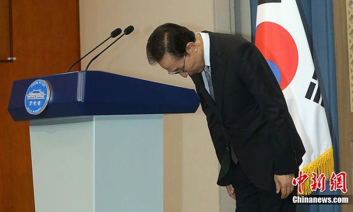 资料图：2012年7月，时任韩国总统李明博就兄长和亲信腐败行为向公众致歉。图片来源：CFP视觉中国