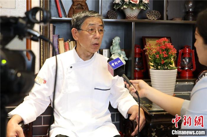 燕喜堂高级烹饪师邓君秋接受记者采访。
