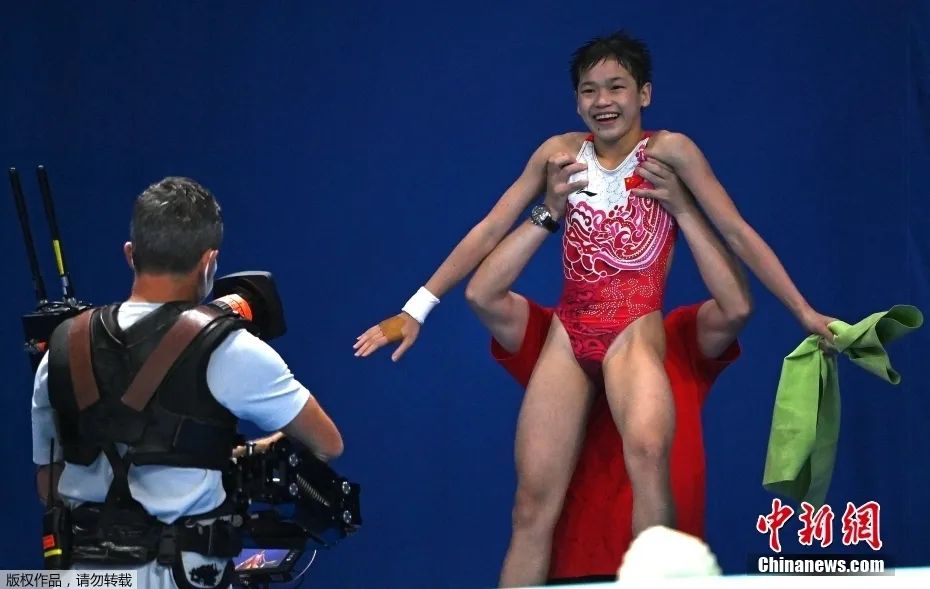 资料图：东京奥运会女子10米跳台决赛，年仅14岁的全红婵在比赛中三次跳出满分动作，凭借优异的发挥夺得金牌。