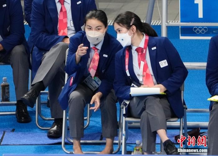 8月5日，在东京奥运会跳水项目女子10米跳台决赛中，中国选手全红婵466.20分夺得冠军，陈芋汐425.40分获得银牌。图为郭晶晶(前左)与陈若琳在比赛现场交流。 <a target=