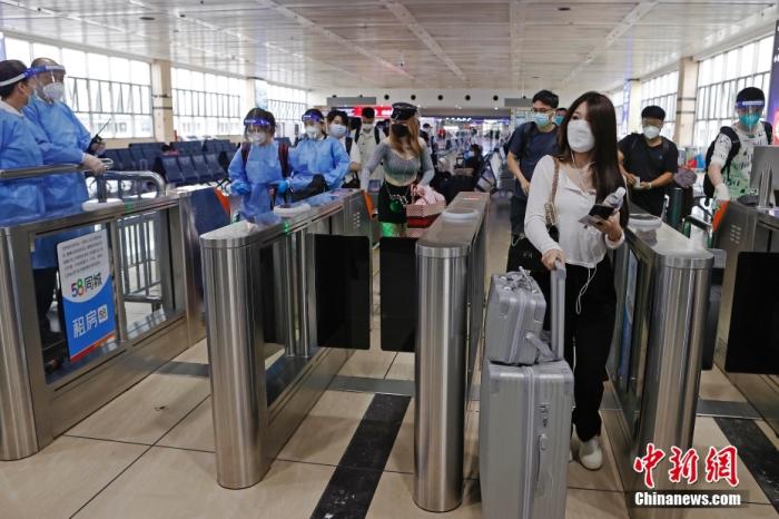 6月10日，旅客在铁路上海站依次有序验票进站。 <a target=