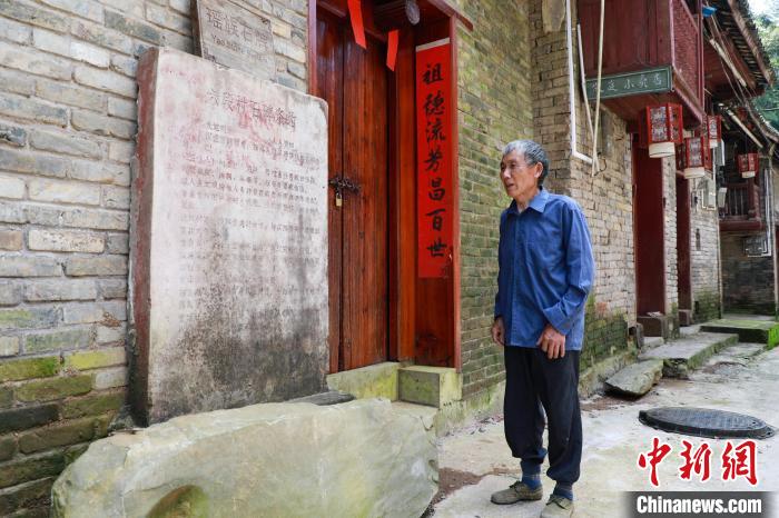 图为瑶族老人苏炳新路过刻有村规的石碑。　王伟臣 摄
