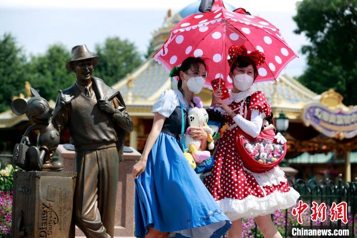 上海迪士尼乐园恢复运营，粉丝如同过节汤彦俊　摄