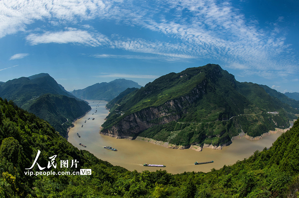 湖北秭归：三峡航运繁忙