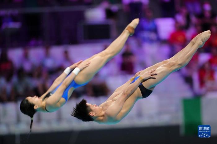 6月29日，林珊/朱子锋(右)在比赛中。当日，在匈牙利布达佩斯举行的2022年世界游泳锦标赛混双3米板决赛中，中国选手林珊/朱子锋获得冠军。新华社记者 郑焕松 摄
