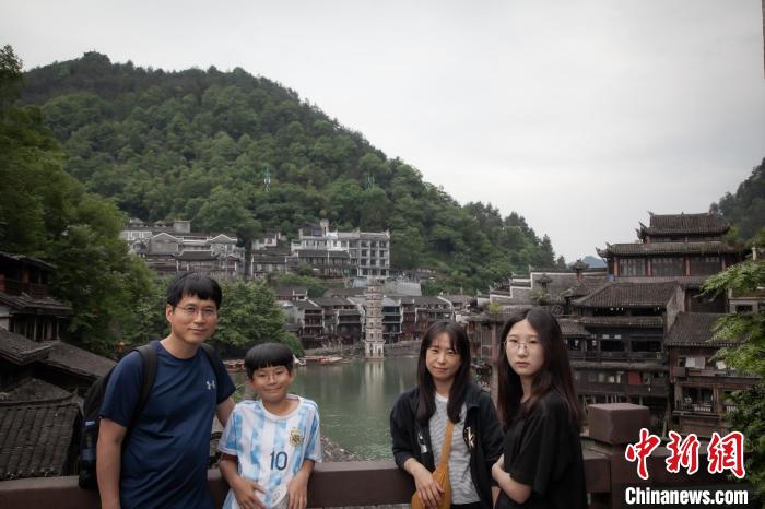 施炳渊与家人在湖南凤凰旅游。　受访者供图