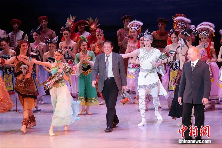 芭蕾舞剧《小河淌水》在莫斯科上演，左贞观与戈尔杰耶夫率全体演员向观众致谢。<a target=