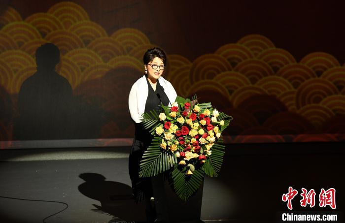 图为中国剧协副主席、重庆市文联主席、重庆市川剧院院长沈铁梅致辞。　周毅 摄