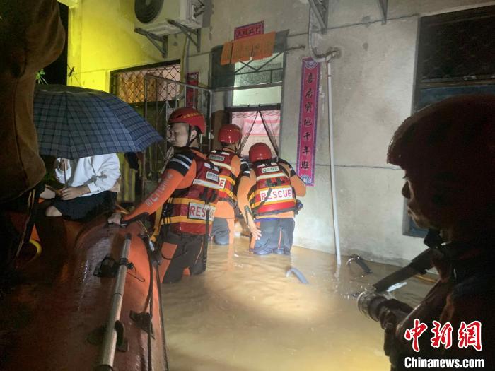 三亚市消防救援支队营救被困人员 三亚市消防救援支队供图