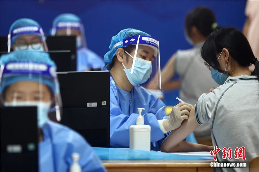 2021年8月21日，江苏南京中学生接种新冠病毒疫苗。<a target=
