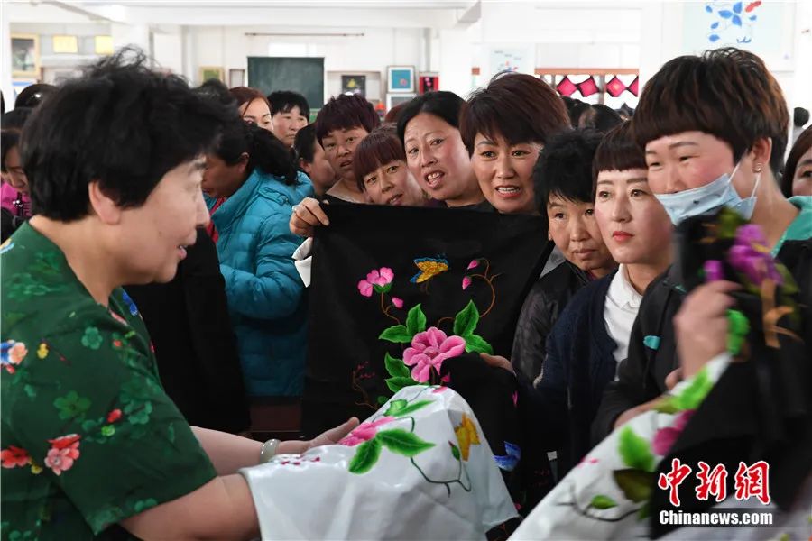 2019年4月，内蒙古兴安盟科右中旗，当地妇女在完成扶贫刺绣培训后，排队拿着作品等待评定等级。<a target=