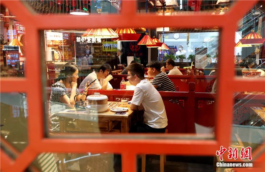 2022年6月9日，市民在北京丰台区一餐厅内就餐。<a target=