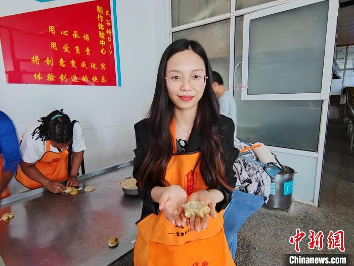 越南学生黄氏云展示自己制作好的太谷饼。　高雨晴 摄