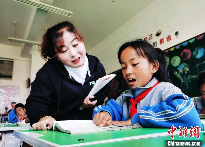 （人民幸福生活）青海藏乡：小学教师十八载传道授业的高原不了情
