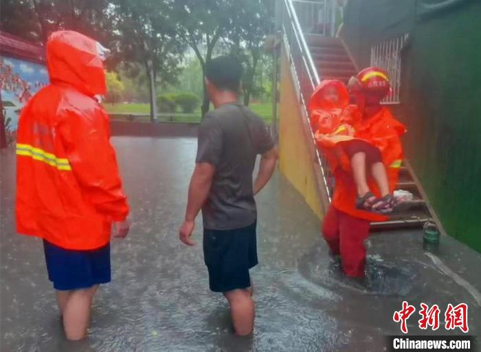 消防员雨中转移被困幼儿 太原消防供图