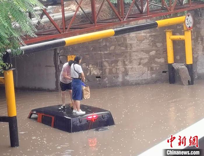 山西晋中：越野车被淹两人爬上车顶避险消防员涉水营救
