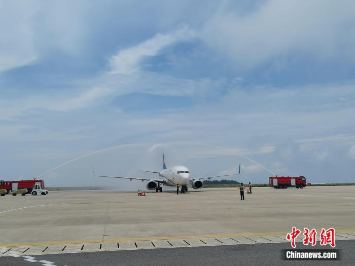 图为巫山县为首班“脆李航班”飞机准备了水门礼。张旭 摄