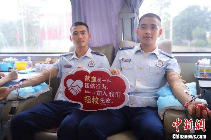 消防员积极献血传递爱心。　陈周易 摄
